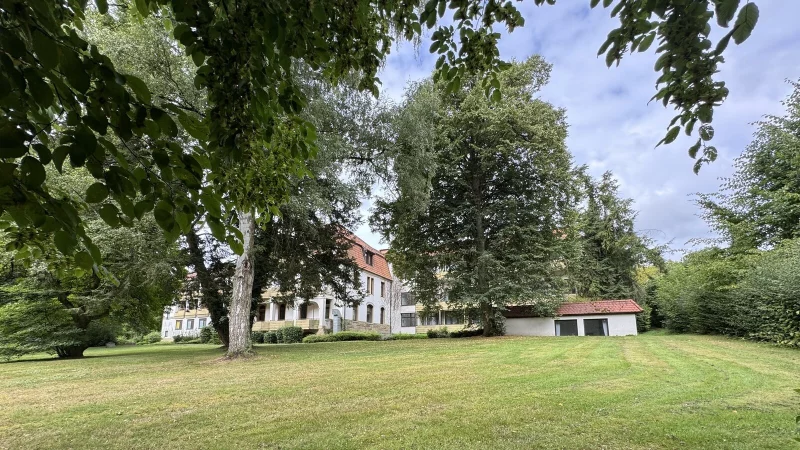 Das Sophienhaus und das dazugehörige Gelände, die mitten im Kurzentrum liegen, sind seit Jahren ungenutzt. - © Sven Kienscherf