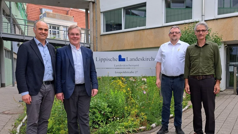 Die Landeskirche zukunfsf&auml;hig zu machen, das haben sich (von links) Martin Bock (Juristischer Kirchenrat), Dietmar Arends (Landessuperintendent), Pr&auml;ses Michael Keil und Thomas Warnke (Theologischer Kirchenrat) vorgenommen. - &copy; Carolin Brokmann-F&ouml;rster