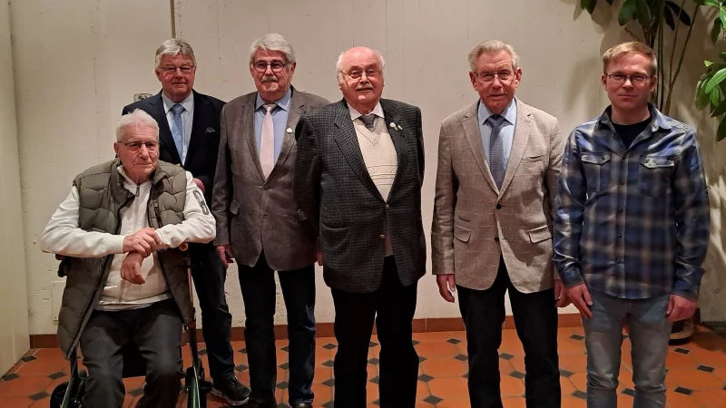 Freuen sich &uuml;ber die Ehrungen: Rolf Windt (von links), Rudolf St&ouml;lting, Peter Albrink, Karl-Heinz M&uuml;ller, Helmut Krause und Dominik Weidner. - &copy; Fred Hamann