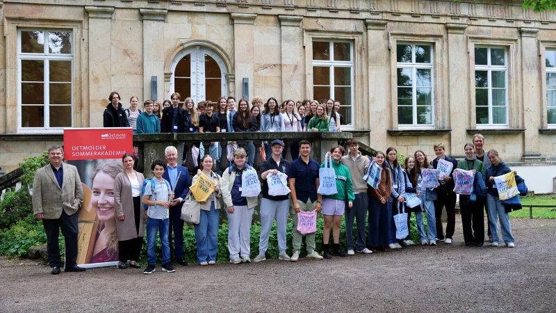 60 Teilnehmende freuen sich, gemeinsam mit Förderern, auf eine intensive und inspirierende Woche voller Musik. - © HfM Detmold/Plettenberg
