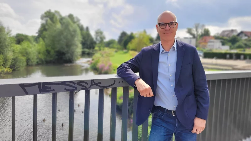 Dr. Burkhard Pohl ist gerne an den Begaauen. Für ihn ein Lemgoer Vorzeigeobjekt. - © Katrin Kantelberg