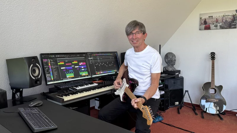 Dr. G&uuml;nther Olesch in seinem Heimstudio: Die Sounds kommen aus dem Sampler, Gitarre spielt er aber selbst ein. - &copy; G&uuml;nther Olesch