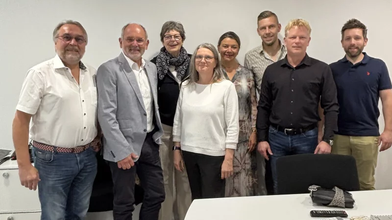 Die Rotarier (von links) Thomas Haueisen, Andreas R&ouml;he, Sabine Franke-Sch&uuml;tt, Claudia Aiwas, Sabine Ro&szlig;bach (beide Kinderschutzbund), Eduard Nikel, Marc Oberhokamp und Dennis Helms haben eine Spende an den Kinderschutzbund &uuml;bergeben. - &copy; Rotary Club Lemgo-Hanse