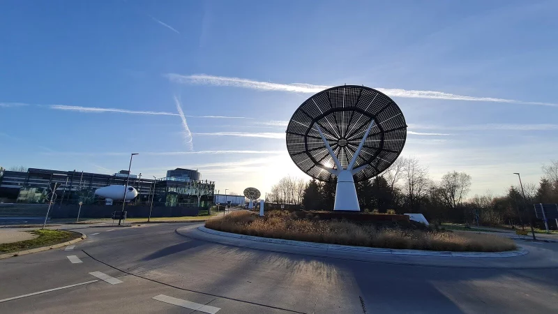 Auch wenn der Himmel &uuml;ber dem Blomberger Flachsmarkt sich strahlend blau pr&auml;sentiert: Bis wieder so viel Gewerbesteuer von hier ins Rathaus flie&szlig;t, d&uuml;rfte es noch dauern. K&auml;mmerer Winfried Kipke jedenfalls kalkuliert im Vergleich zu fr&uuml;heren Jahren mit sehr wenig Einnahmen. - &copy; Marianne Schwarzer