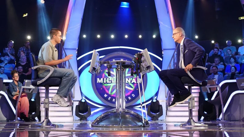 Max Romanik und Moderator Günther Jauch verstehen sich in der Quizshow prächtig. - © Foto: RTL / Stefan Gregorowius