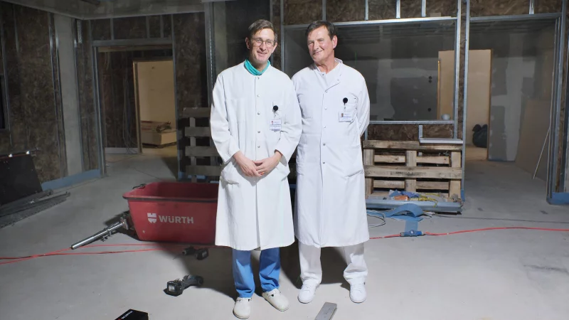 Noch ist der Operationssaal eine Baustelle, doch in wenigen Monaten wollen die beiden &Auml;rzte Florian Willecke (l.) und Ernest Danch in diesem Hybridsaal am Patienten arbeiten. - &copy; Ulf Hanke