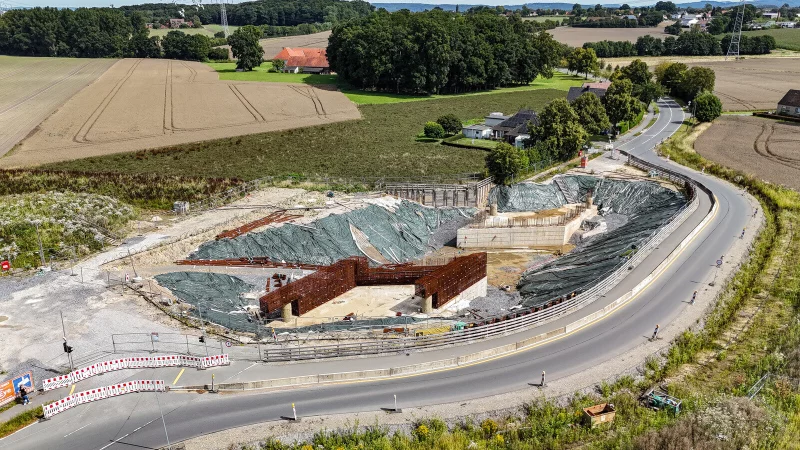 Es gibt Bauprojekte, die unter keinem guten Stern stehen. Dazu z&auml;hlt wohl auch der L&uuml;ckenschluss der Ostwestfalenstra&szlig;e, der Landesstra&szlig;e 712n. Das rund 2,3 Kilometer lange Verl&auml;ngerungsst&uuml;ck zwischen Lockhausen und der Herforder Stra&szlig;e in Bielefeld sollte mit dazugeh&ouml;riger Br&uuml;ckenquerung &uuml;ber die Elverdisser Stra&szlig;e bereits im Sommer 2025 fertig sein. Doch anstelle einer hohen Br&uuml;cke befindet sich an der Stelle ein tiefes Bauloch mit unfertigen, vor sich hin rostenden Stahlbetonfundamenten. Foto: Stefan Gerold - &copy; Stefan Gerold