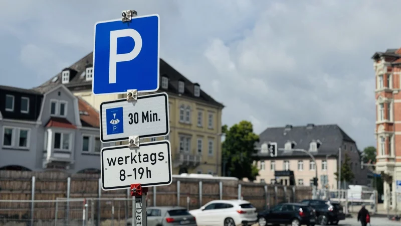 Auf dem Baugrundstück an der Hornschen Straße können Autofahrer 30 Minuten lang kostenlos parken. - © Raphael Bartling