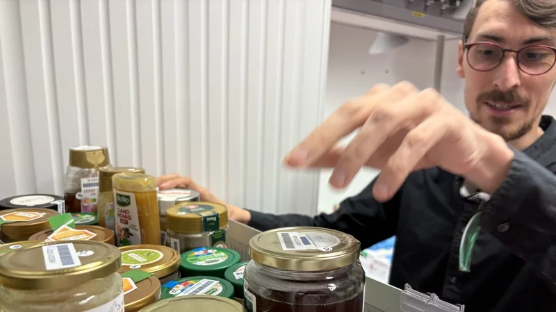 Philipp Zech, Dezernent Lebensmitteltechnik, am Honigregal. - © Martin Hostert