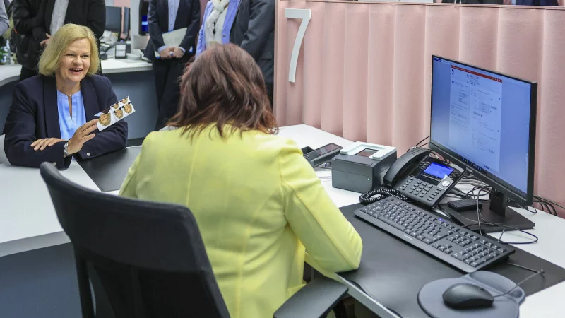 Nancy Faeser sitzt im Bürgerbüro und beantragt mit einem digitalen Foto einen neuen Personalausweis. Künftig sollen Senioren keinen neuen Perso beantragen müssen. - © picture alliance/dpa