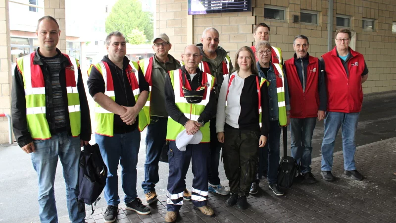 Schichtwechsel am ZOB: Die Busbegleiter sind von Montag bis Samstag in den Stadtbussen unterwegs. Anleiterin Kerstin Hasenj&auml;ger (rechts) ist schon seit 2013 dabei. - &copy; Annika Langhagel
