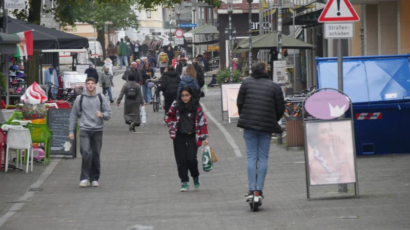Auch bei viel Fußgängerverkehr und an Markttagen schlängeln sich manche E-Scooter-Fahrer durch die Fußgängerzone. - © Jost Wolf