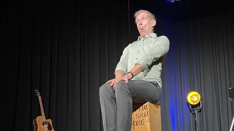 Grimassen und k&ouml;rperliche H&ouml;chstleistung: Multitalent und "Springinsfeld" Thomas Philipzen unterh&auml;lt das Publikum im L&uuml;gder Klostersaal vortrefflich. - &copy; Silke Buhrmester