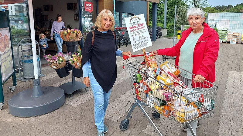 Christel Buschkamp (l.) und Anne Jentzsch gehören zu den Helferinnen der Agenda-Aktion. Sie stehen mit dem Einkaufswagen vor einem Lebensmittelmarkt in der Südstadt.
Foto: Karin Prignitz - © Karin Prignitz