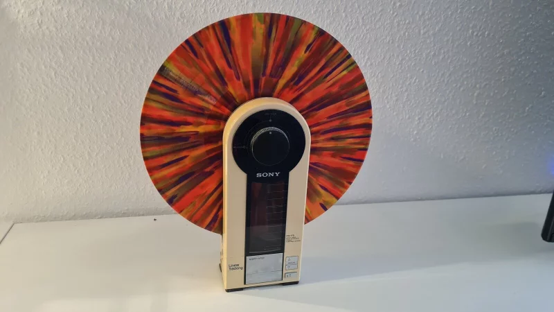 Coole Version: Dieser Plattenspieler spielt die Scheiben vertikal ab. Wenn dann auch noch ein buntes St&uuml;ck Vinyl eingelegt wird, wie hier, ist der Effekt doppelt cool. - &copy; Marianne Schwarzer