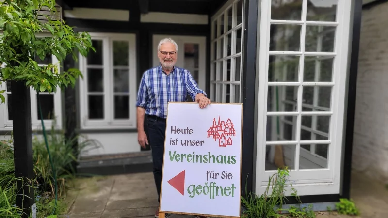 Dr. Hans-Otto Pollmann ist Vorsitzender des Vereins Alt Lemgo, der in der Breiten Straße über einen geräumigen Vereinstreff verfügt. - © Katrin Kantelberg