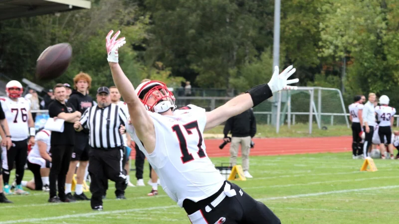 Da fehlt nicht viel: Der Kachtenhauser Simon Blum rauscht knapp am Ball vorbei. - © Oliver König