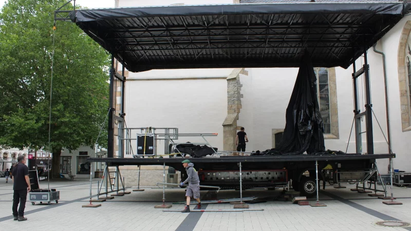 Mit der Erl&ouml;serkirche am Markt im R&uuml;cken wird die Sommerb&uuml;hne aufgebaut. Hier sollen ab Donnerstagabend Bands auftreten. - &copy; Kyrill von Matuschka