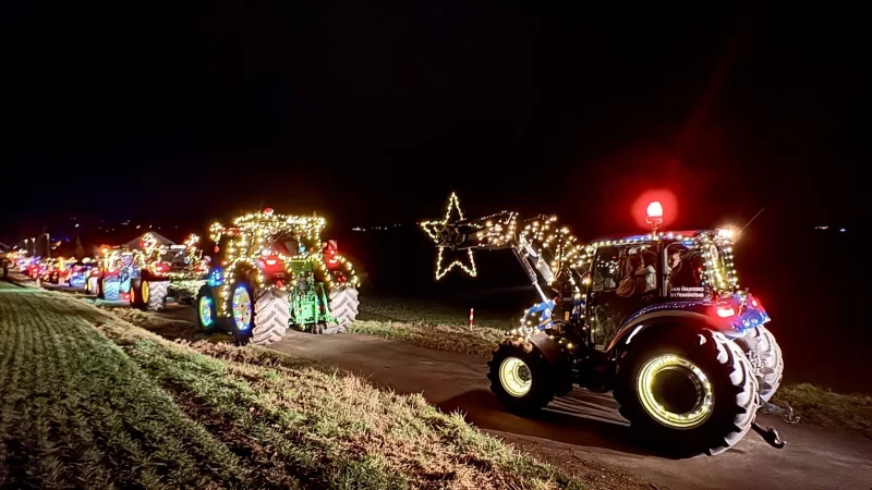 Die Treckerlichter in W&uuml;sten begeisterten wieder viele Hunderte Zuschauerinnen und Zuschauer. Gut 60 Fahrzeuge nahmen teil. - &copy; Melanie Meyer