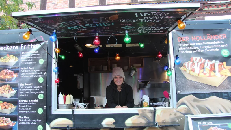 Angela Kleine bietet Fritten in teils au&szlig;ergew&ouml;hnlichen Kombinationen an. - &copy; Jana Beckmann