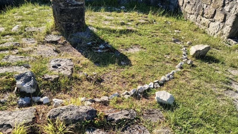 Steine wurden aus dem Mauerwerk der Burgruine gebrochen, um damit auf dem Burggelände Steinkreise und andere Kultzeichen zu legen. - © Die Falkenburg e.V.