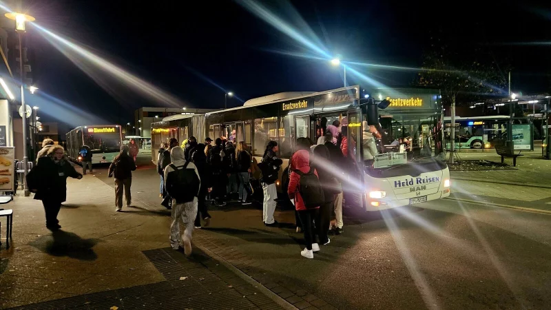 Die Situation rund um den Schienenersatzverkehr von Detmold nach Bielefeld isrt angespannt. Viele Pendlerinnen und Pendler sind genervt. - &copy; Janet K&ouml;nig