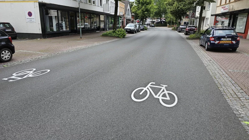 Auf der Krumme Weide in Sch&ouml;tmar sollen Symbole eindeutiger Zeigen wo Radfahrer und Autofahrer auf der Stra&szlig;e hingeh&ouml;ren. - &copy; Stadt Bad Salzuflen