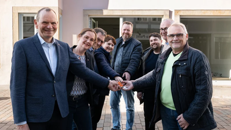 Das Präsidium der Technischen Hochschule OWL (links) nimmt die Schlüssel für das "Anno 1578" in der Lemgoer Mittelstraße entgegen - und erhofft sich Zuschüsse von der Stadt. - © TH OWL