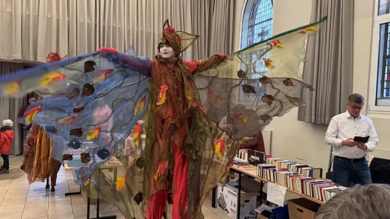 Die Stelzen-Damen sorgen im B&uuml;rgerhaus mit ihrem Herbstbl&auml;tter-Tanz f&uuml;r Begeisterung. - &copy; Sandra Castrup