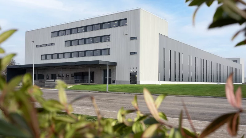 Der Neubau an der Ohmstraße von außen. Der Bau wurde im Zeitplan Anfang 2025 fertiggestellt. - © Weidmüller