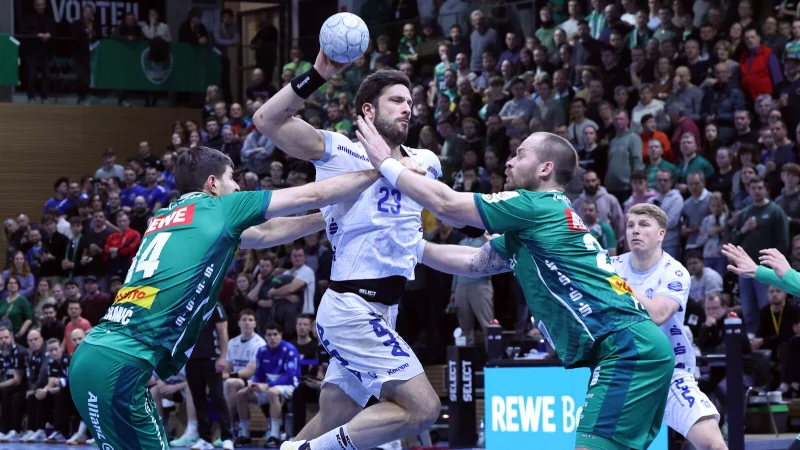 Tim Suton sucht immer wieder L&uuml;cken in der gegnerischen Abwehr, hier beim Pokalspiel in Dresden gegen Leipzig. - &copy; Paul Cohen