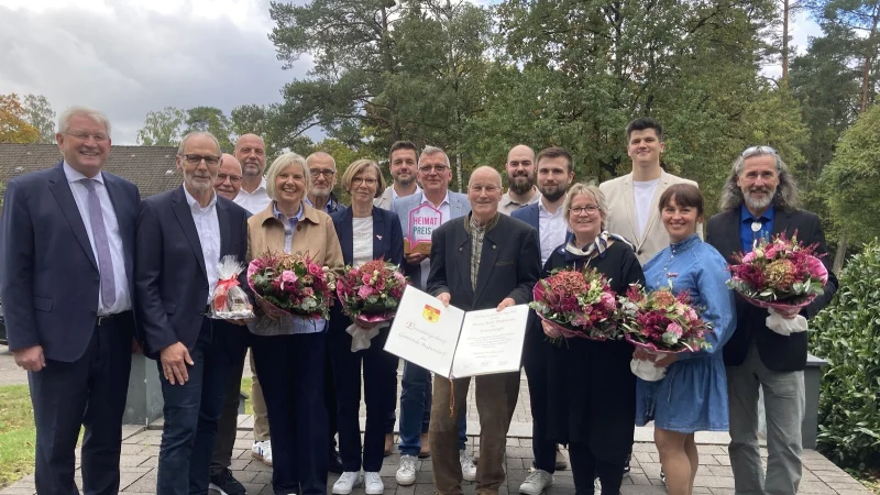 Im Rahmen einer Feierstunde ehrte die Gemeinde Bürger mit besonderem ehrenamtlichen Engagement, darunter auch der neue Ehrenbürger von Augustdorf, Bodo Diekmann, mit seiner Urkunde. - © Cordula Gröne