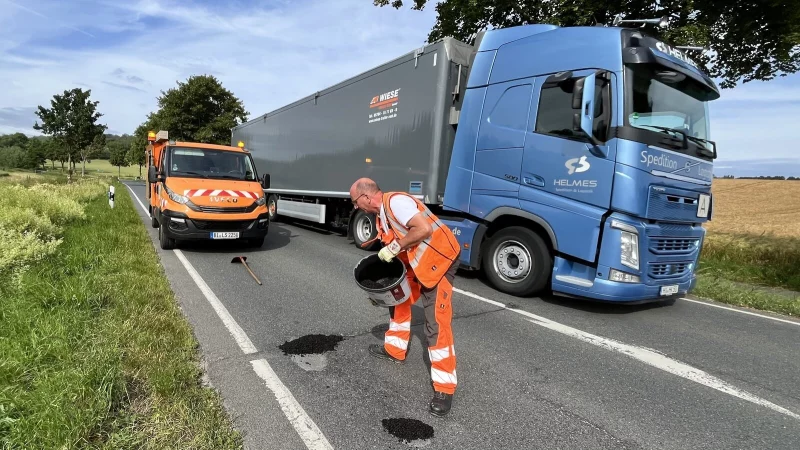 Kaltasphalt – eine echte Wunderwaffe der Straßenmeisterei gegen Schlaglöcher. Funktioniert auch an der niedersächsischen Landesgrenze. - © Till Brand