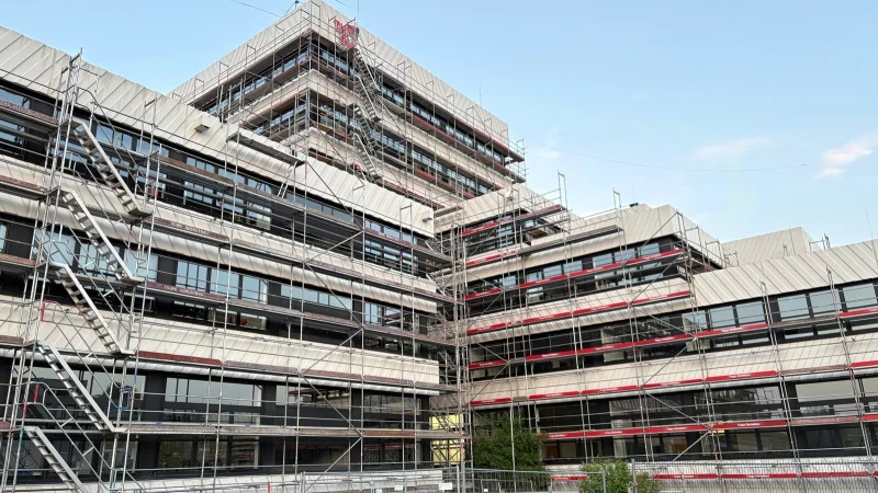 Bald soll es verschwinden: Das Gerüst am Hauptgebäude der TH. - © Martin Hostert