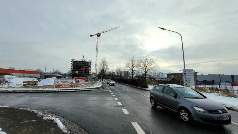 Der Gro&szlig;w&auml;rmespeicher w&auml;chst derzeit am Liemer Weg auf imposante H&ouml;he. Bereits f&uuml;r Oktober ist der Probebetrieb geplant. - &copy; Katrin Kantelberg
