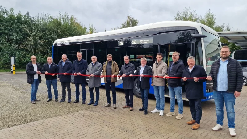 Die Verantwortlichen stehen auf dem Betriebshof von Felix-Reisen in Kalletal vor einem der E-Busse, der die neue Schnellbuslinie 33 zwischen Detmold, Lemgo und Kalletal bedient. Symbolisch schneiden sie das Band durch. - © Nadine Uphoff