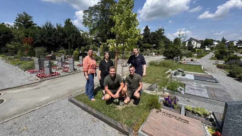 Ann-Charlotte Grummert (hinten von links), Gitta Brandes, Stefan Wiesekopsieker sowie Mirko Ortmann (vorne von links) und Jonas Göbel würden sich über weitere Baumspenden freuen. - © Sven Kienscherf