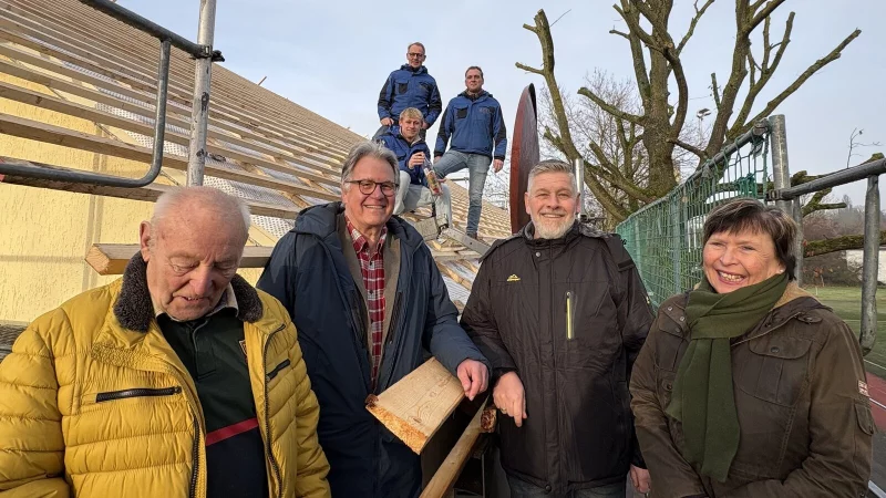 Wollen das Sch&uuml;tzenhaus fit f&uuml;r die Zukunft machen: Jochen Raabe (von links), Wilfried Thiel, J&ouml;rg Mayer, Birgit Becker und MItarbeiter der Firma Raabe. - &copy; Sch&uuml;tzengesellschaft Lemgo