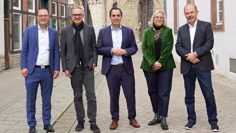 Brakels Bürgermeister Alexander Kleinschmidt (von links), Markus Baier (Vorstand Netzwerk Stadtentwicklung), Torben Blome (Vorsitzender der Regionalgruppe), Julia Gogrewe (neue stellvertretende Vorsitzende) und Bernd Zimmermann (ausscheidender stellvertretender Vorsitzender) sehen in dem Austausch der Mitgliedskommunen einen großen Mehrwert. - © Regionalgruppe OWL