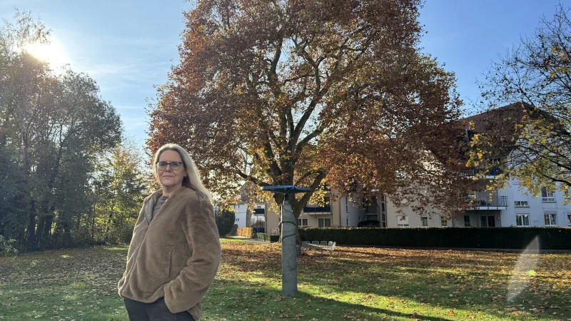 Bianca Sievert vor der Regenbaum-Stele, die optisch mit der dahinterliegenden Platane verschmilzt. - &copy; Sandra Castrup