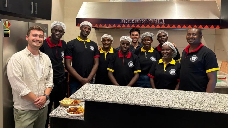 Fabian F&ouml;rster (Mitte) und Mitarbeiter und Helfer von "Dieter's Grill" in Nairobi. - &copy; Fabian F&ouml;rster