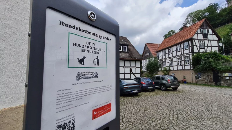 Saubere Sache: Der Heimat- und Verkehrsverein hat mit Hilfe einer Sparkassen-Spende Hundekotspender in Schwalenberg aufgestellt. - &copy; Marianne Schwarzer