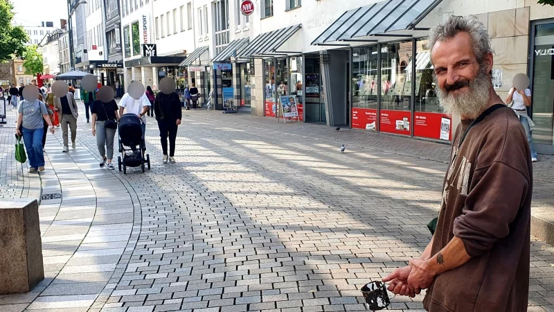 Mark bettelt seit 15 Jahren in der Altstadt, er spricht Menschen an, aber immer humorvoll und freundlich. Kritik an Altstadt-Bettlern findet er zu pauschal, aber es gebe neuerdings einige aggressive. - &copy; Kurt Ehmke
