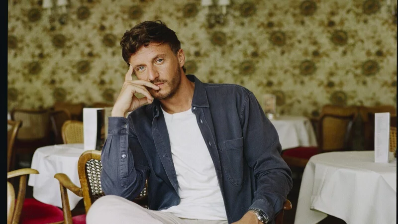 Unterst&uuml;tzt gerne seine alte Grundschule in Hiddesen. Moderator Tommi Schmitt. - &copy; Raffael Giebel