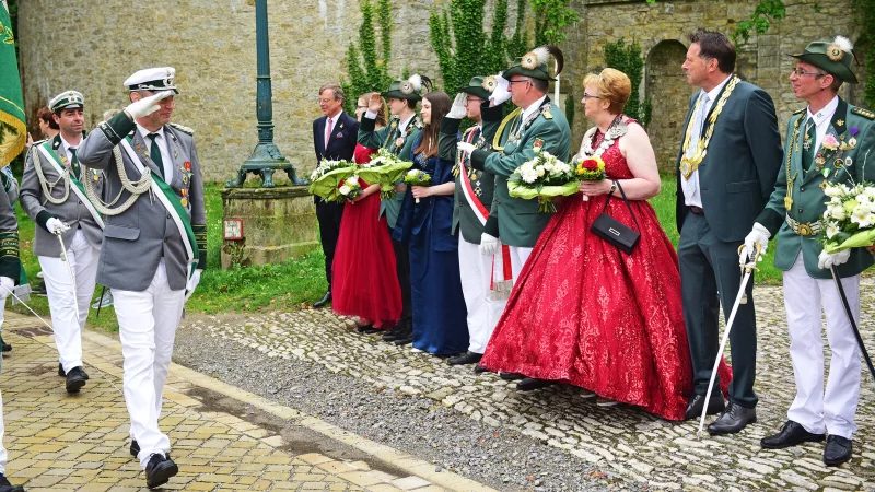Der neue K&ouml;nig Hans-J&uuml;rgen Ahlgrimm (Vierter von rechts) und seine K&ouml;nigin Jutta Raeth (rechts daneben) nehmen die Parade ab. - &copy; Nicole Ellerbrake