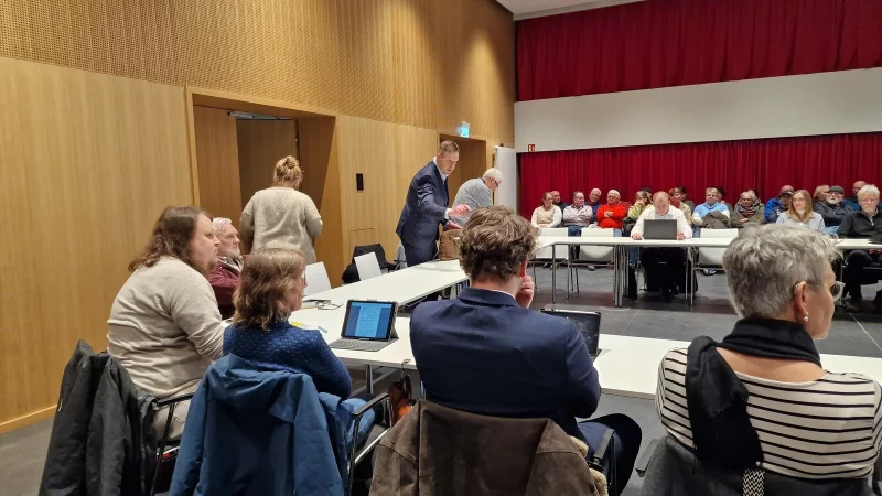 Die Mitglieder der UKB verlassen den Raum. Sie stimmen daher nicht &uuml;ber die Zukunft des MVZ Kalletal ab. - &copy; Nadine Uphoff