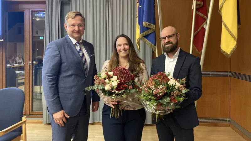 Gerade vereidigt: B&uuml;rgermeister Dr. Andreas Wulf (von links) mit seiner zweiten Stellvertreterin Katrin Freiberger und seinem ersten Stellvertreter Patrick Baldruschat. - &copy; Cordula Gr&ouml;ne