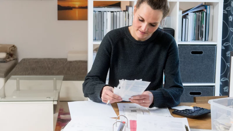Lehrkräfte im Homeoffice: Bislang gibt es keine allgemeingültige Arbeitszeiterfassung an NRW-Schulen – auch, weil dazu genau definiert werden müsste, was außerhalb von Unterricht Arbeitszeit ist. - © dpa-tmn
