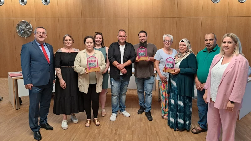 Nicole Plugge, Leiterin des Ehrenamtsbüros des Kreises Lippe (rechts), und Landrat Dr. Axel Lehmann (von links) mit den Gewinnern des Heimat-Preises Michaela Helmig, Jasmin Lühring und Katharina Hoffmann (Herzenswunsch OWL), Marc Niehage und Julien Pietrek (Die Mönche vom Berch), sowie Friederike David, Souraya Ebrahim und Sami Shalaby (Südstadtgärten Oerlinghausen). - © Carolin Brokmann-Förster