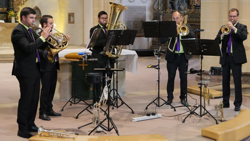 Das Leipziger Blechbläserquintett "Embrassment" entführt mit (von links) Nick Pscheidt, Luis Oliveira, Philipp Günther, Lars Proxa und Christian Scholz in märchenhafte Klangwelten. - © Thomas Krügler